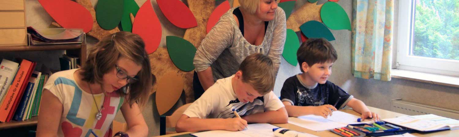 Unterricht für schulpflichtige Kinder im klinikeigenen Schulgebäude